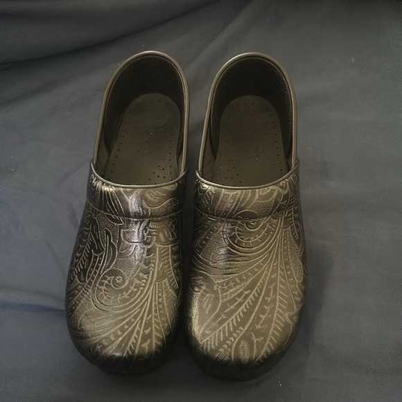 Dansko black leather with flower patterns size 40. - Picture 2 of 12